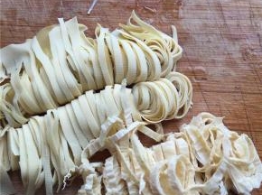 1 干豆腐和豆腐皮切好备用