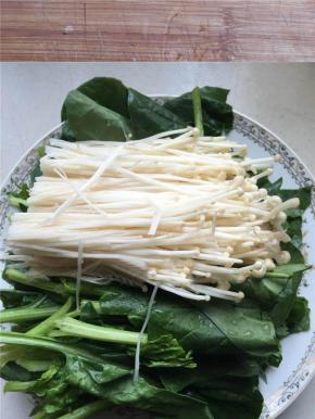 2 菠菜，金针菇洗净