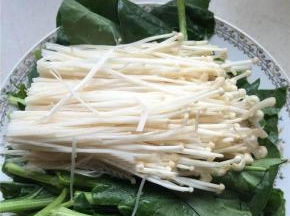2 菠菜，金针菇洗净