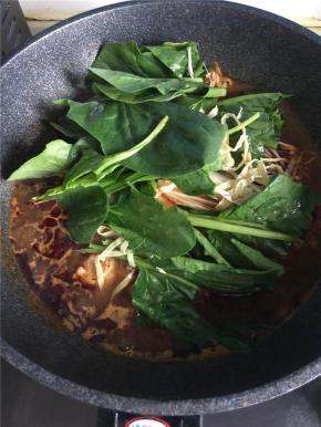 4 依次下入准备好的食材，最后放蔬菜