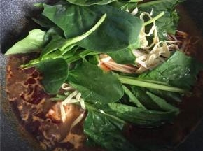 4 依次下入准备好的食材，最后放蔬菜