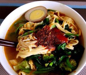 6 放上调料，放半个卤蛋    食谱来自：小堂堂妈