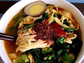 6 放上调料，放半个卤蛋    食谱来自：小堂堂妈