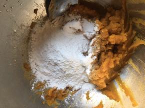 将蒸熟的南瓜薄片去掉南瓜皮，取出南瓜肉，再用勺压成泥，少量多次倒入糯米粉，揉成不粘手的光滑面团；