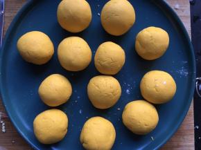 再慢慢将饼皮收拢，捏紧封口，再次轻揉成圆球；