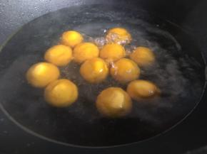 南瓜丸子都搓好后，起锅倒入适量清水，大火煮沸后，沿着锅边轻轻放入丸子，继续大火煮，煮至浮起;