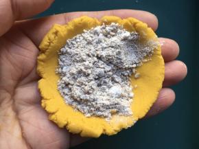 取适量红糖馅料放至饼皮中心;