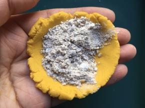 取适量红糖馅料放至饼皮中心;