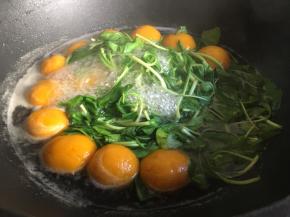 放入鸡毛菜，调入适量盐、鸡粉，稍微搅拌均匀出锅即可；建议出锅前先试试味道，满意了再出锅！