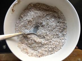 取一小碗，将面粉、红糖、芝麻倒入，搅拌均匀；面粉可放可不放，加面粉的作用是红糖糖化以后可以粘稠，不易溢出，但是面粉也不宜太多，造成内馅干硬！