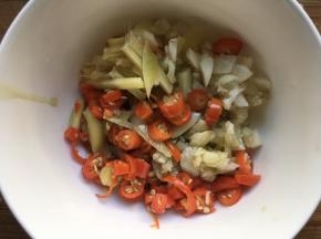 起锅倒入适量食用油，烧至冒烟后，将油均匀淋入小碗中，搅拌均匀；