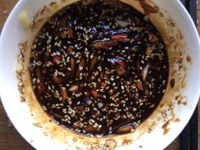 再倒入1勺白芝麻、3勺生抽、2勺醋、1勺蚝油、半勺老抽、1勺辣椒油、1勺白糖、适量盐，搅拌均匀；