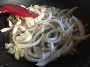 继续倒入白菜丝，炒至菜梗边缘稍微透明即可捞出过凉水；