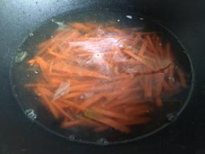 最后倒入胡萝卜丝，炒至胡萝卜丝颜色变深即可捞出过凉水；