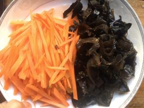 将胡萝卜、黑木耳也切成细条状；