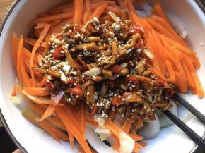 将调好的调料均匀淋入三丝中，搅拌均匀后静置10分钟左右装盘，撒上葱花、香菜即可；