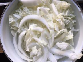 将白菜梗切成细条状；