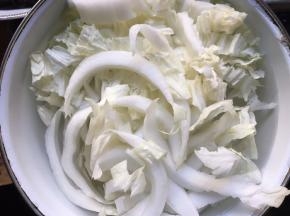 将白菜梗切成细条状；