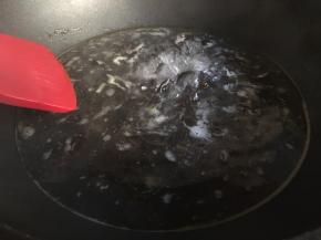 锅内倒入适量清水，大火煮沸后，往锅中滴入几滴食用油，撒入适量食盐，放入木耳丝，煮沸后继续焯水5分钟左右捞出过凉水；