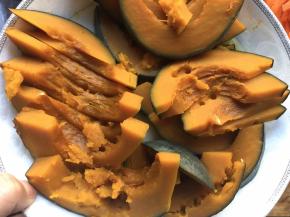 将南瓜切成薄片，上锅蒸熟；