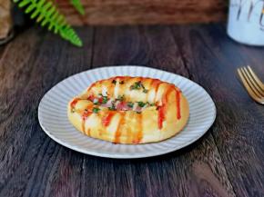 早餐一个面包，一杯牛奶，一份水果，能量满满一整天。