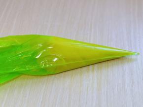 做好的酥皮装入裱花袋中，备用。