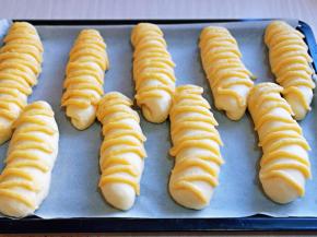 发酵好的面包胚，是原来的的1.5倍大，做好的酥皮挤在每个面包胚上即可。