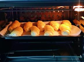 用黑芝麻再适合的位置装饰上毛毛虫眼睛，烤盘入烤箱中层，上下175度预热6分钟，烤20分钟。(注意观察颜色，必要时加盖锡纸）