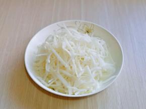 将白萝卜去皮，洗干净，插丝工具插丝，撒上1盐，抓拌均匀，腌制15分钟。