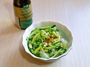 将所有食材全部加入器具中，再加入生抽，盐，十三香，芝麻油。