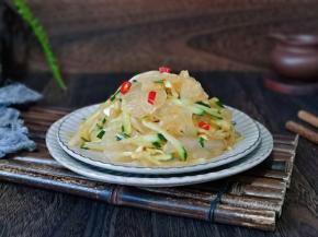 质脆而韧，清淡爽口，是宴客常用的佐酒佳肴。