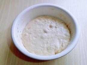 首先将波兰种发酵上，水70g，高筋面粉75g，酵母粉1g ，搅拌均匀，盖上盖子，放入冰箱冷藏发酵一夜。