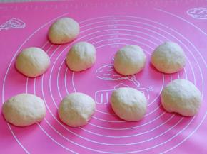 发酵好的面团，是原来的2倍大，用手摁一下，不回缩即为发酵完成，分割成9等份，盖上保鲜膜醒发10分钟。