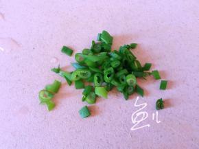 煮粥时，香葱切末