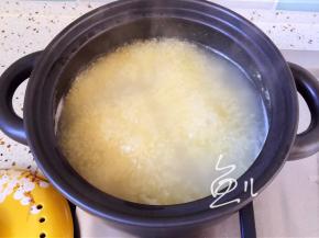 粥煮10分钟后，开盖搅动几下