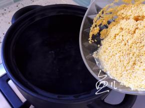 砂锅中的水煮沸，倒入淘洗后的小米