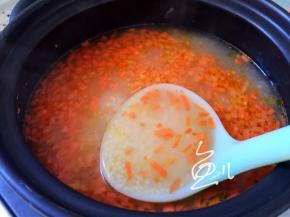 用勺子搅拌几下