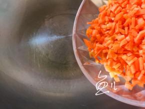 油锅烧热，放入胡萝卜丁