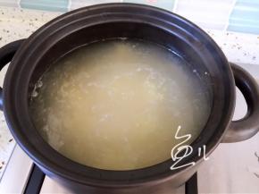 用勺子搅动几下，以免小米沉底煳锅底