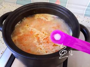 放入食盐，继续开盖煮5分钟