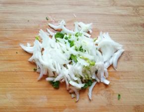 菜梆部分切碎。