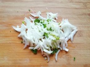 菜梆部分切碎。