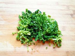 菜叶部分切碎。