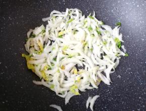 炒锅内倒少许食用油烧热，下入菜梆部分炒软。