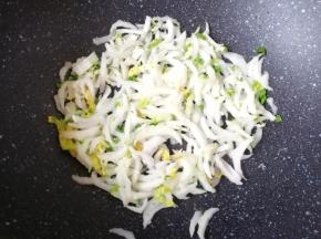 炒锅内倒少许食用油烧热，下入菜梆部分炒软。