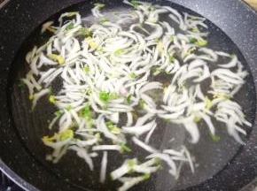 加入水烧开。
