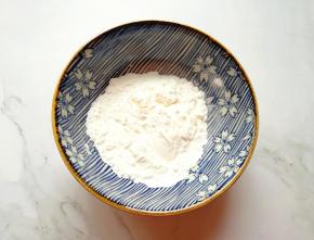 碗里放入玉米淀粉。