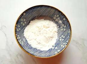 碗里放入玉米淀粉。