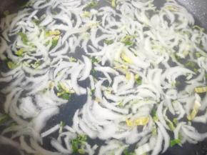 锅开以后加入水淀粉搅拌均匀。