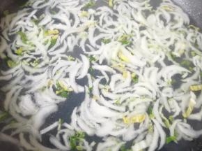 锅开以后加入水淀粉搅拌均匀。